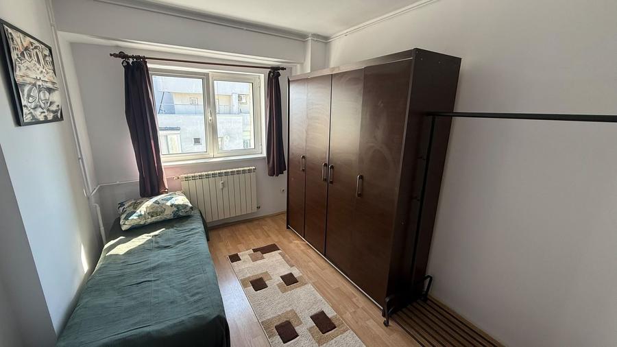 Apartament cu 3 camere decomandat, mobilat în P-ța Victoriei