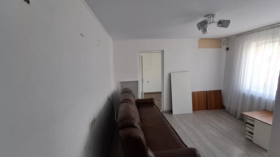Apartament cu 3 camere semidecomandat în Exterior Vest