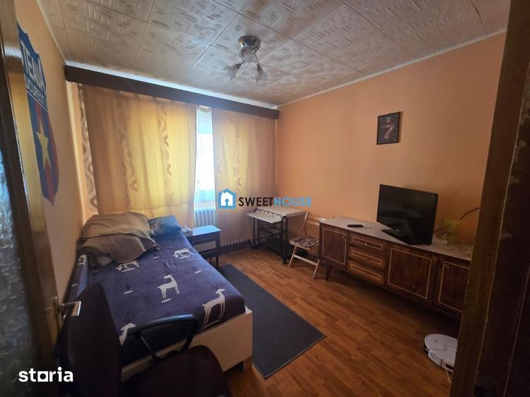 Apartament cu 4 camere semidecomandat în Central
