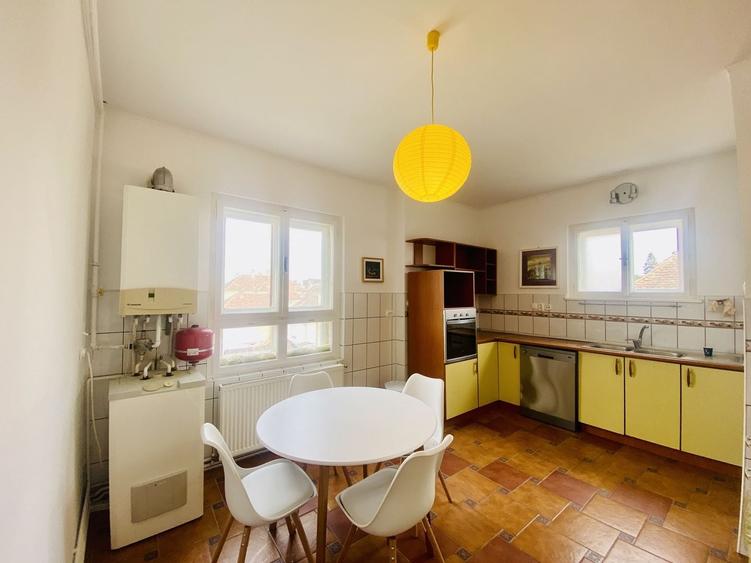 Apartament cu 4 camere în Sub Arini