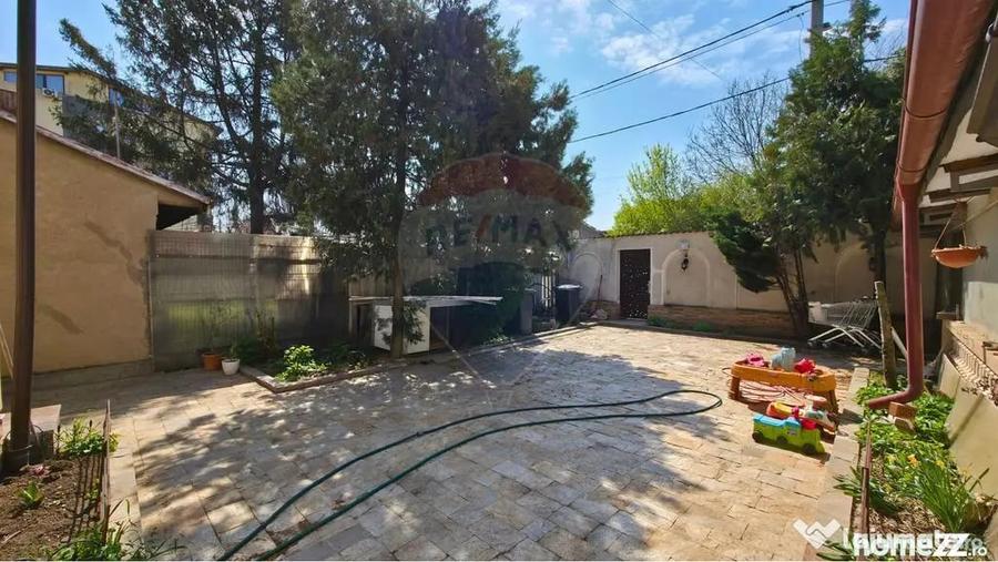 Casă cu 7 camere cu Teren 350 Mp în Lacul Morii