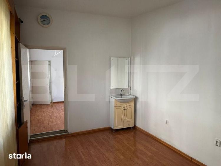 Casă cu 9 camere cu Teren 111 Mp în Brazda lui Novac