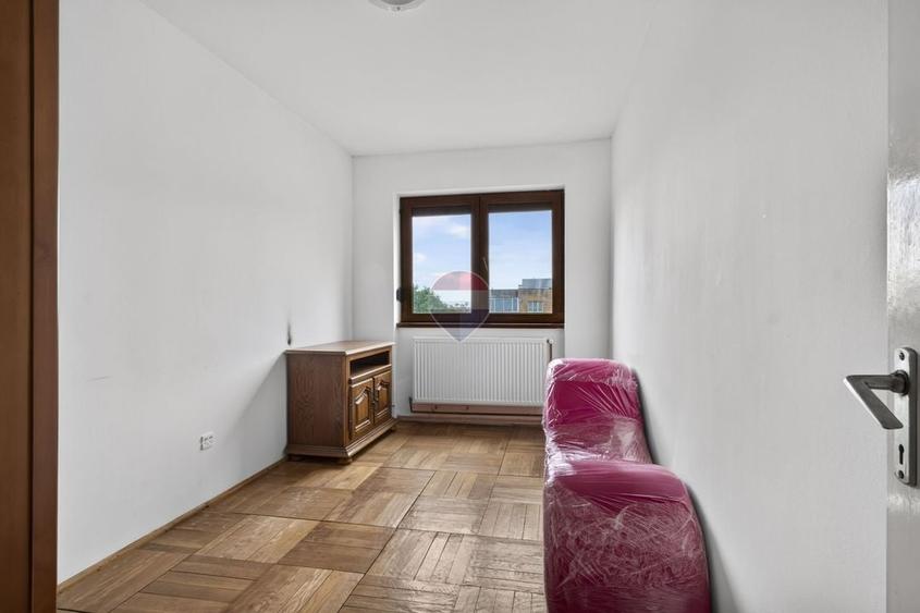 Apartament cu 3 camere semidecomandat în Băncilor
