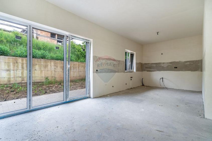 Duplex cu 4 camere cu Teren 346 Mp în Tăuți