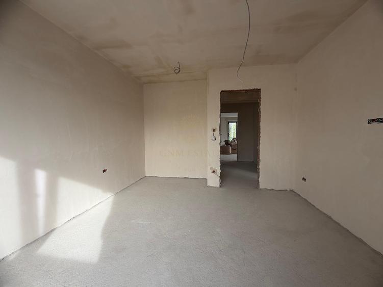 Apartament cu 3 camere semidecomandat, mobilat în Tineretului