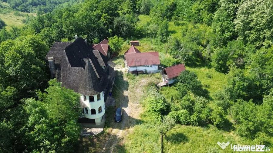 Casă cu 10 camere cu Teren 24700 Mp în Berchez