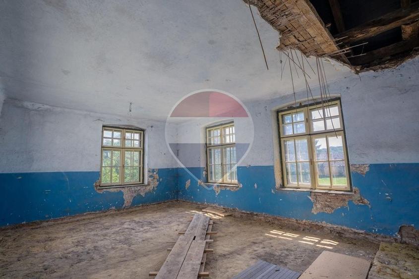 Casă individuală cu 7 camere cu Teren 1600 Mp în Bruiu