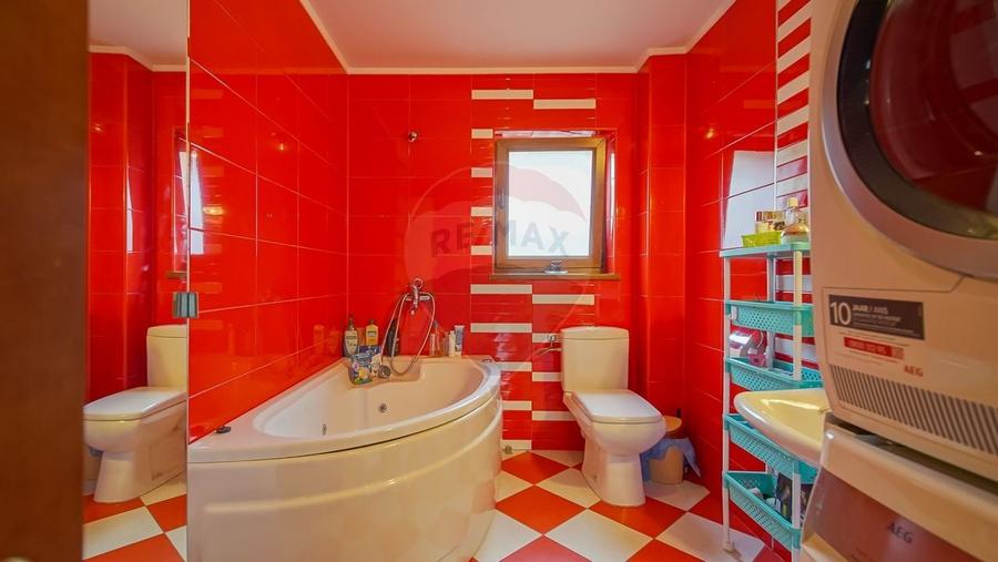 Casă cu 7 camere cu Teren 300 Mp în Central