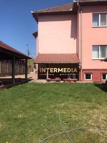 Casă individuală cu 8 camere cu Canalizare în Cetate