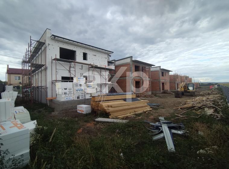 Casă individuală cu 4 camere cu Canalizare în Bradu