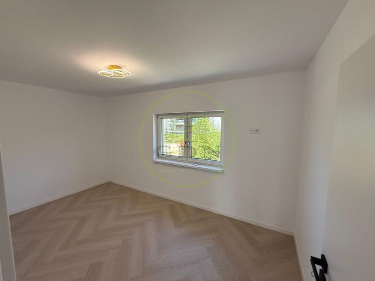 Penthouse cu 3 camere decomandat în Exterior Vest