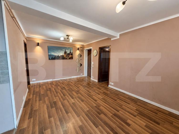 Apartament cu 3 camere semidecomandat în Bucium