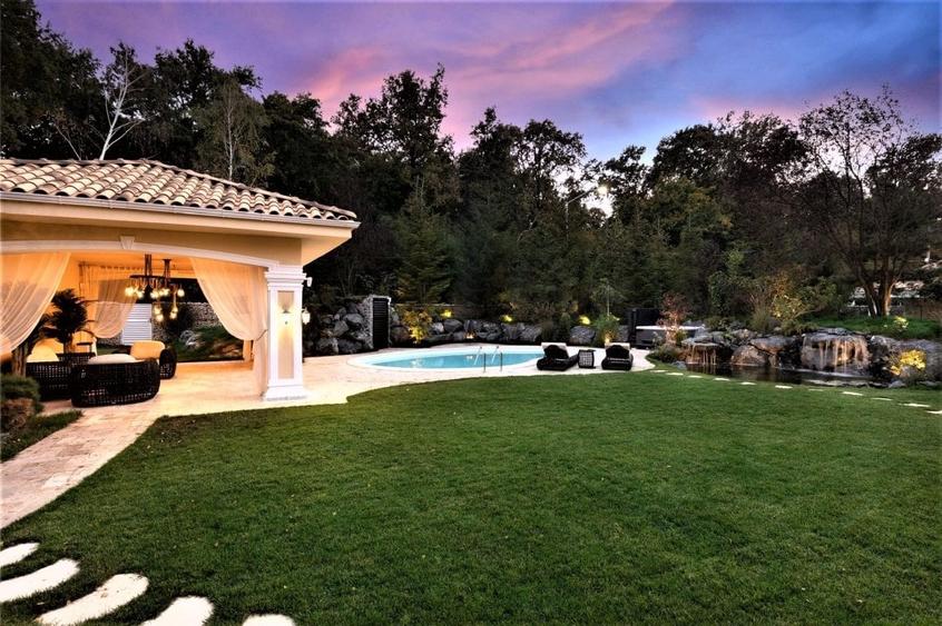 Casă individuală cu 5 camere cu Piscina în Est