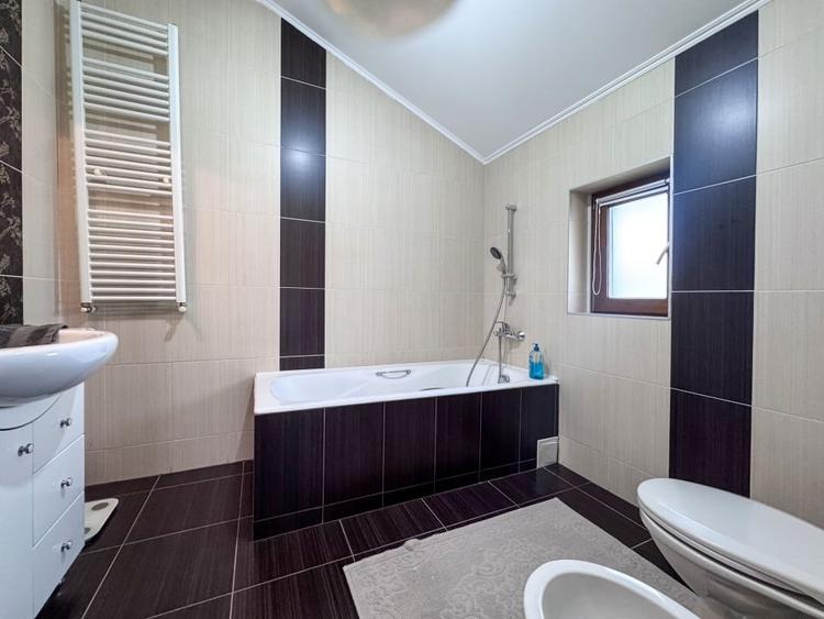 Casă individuală cu 5 camere cu Canalizare în Ovidiu