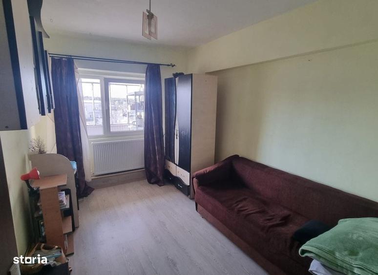 Apartament cu 4 camere decomandat în Nicolina