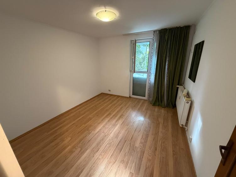 Apartament cu 3 camere semidecomandat în Titan