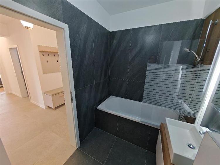 Apartament cu 3 camere decomandat, mobilat în Tractorul