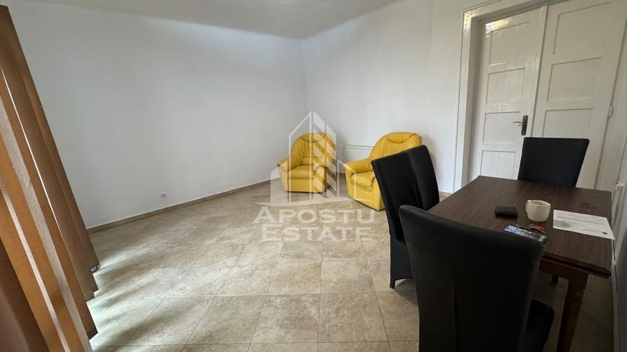 Apartament cu 3 camere semidecomandat în Lipovei
