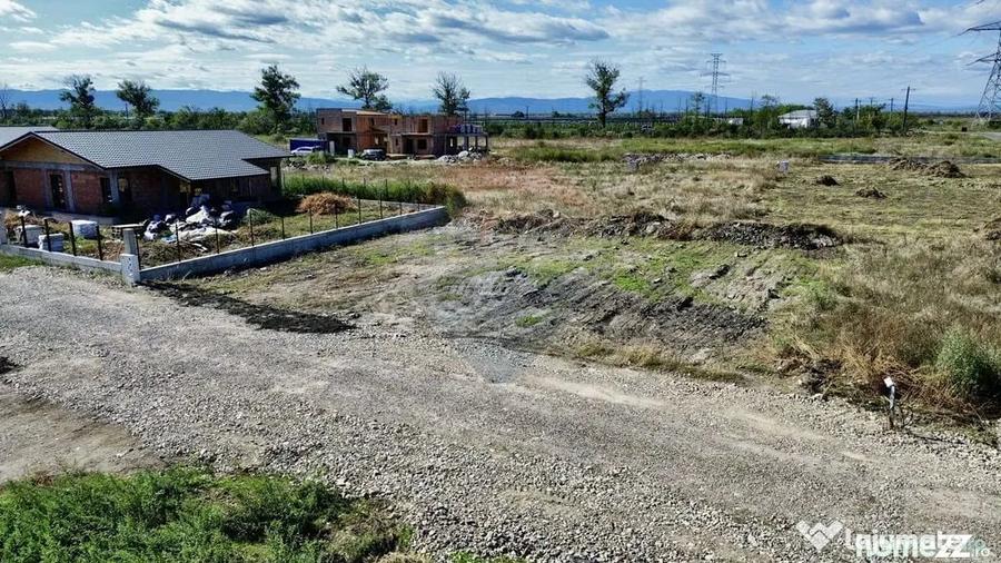 Teren de 593 mp, în Vânători