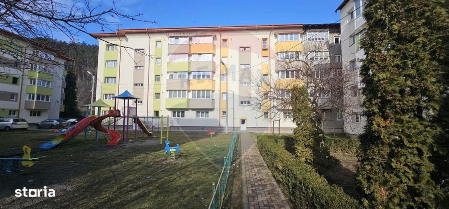 Apartament cu 4 camere decomandat în Coman
