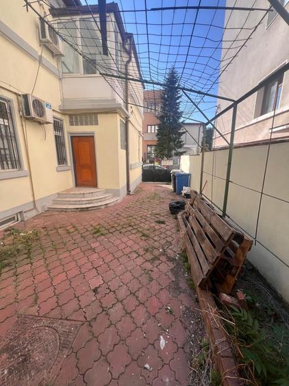 Casă individuală cu 5 camere cu Canalizare în Dorobanți