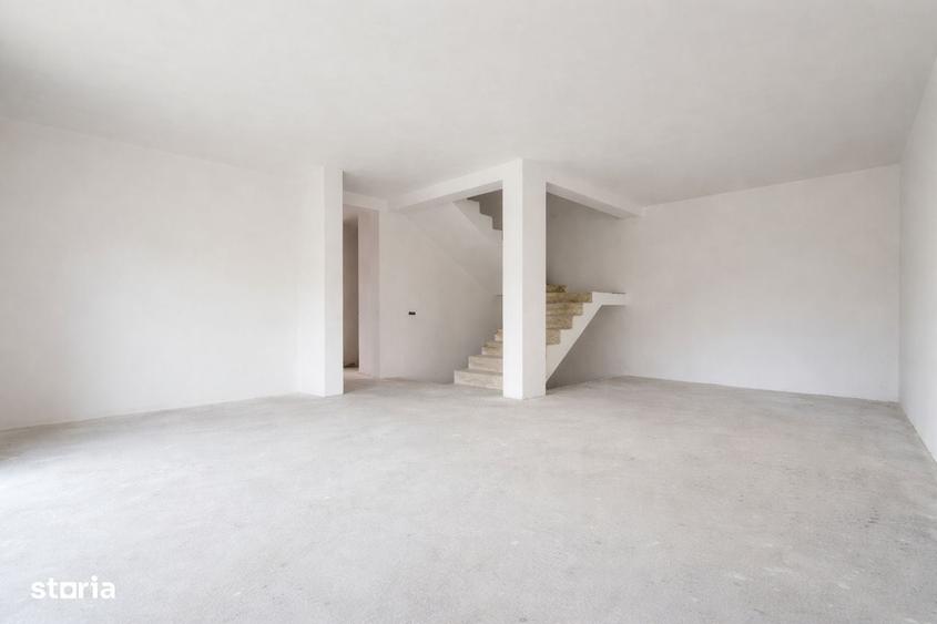 Casă cu 4 camere decomandat în Tăuți
