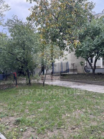 Apartament cu 3 camere semidecomandat în P-ța Romană
