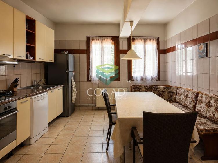 Casă individuală cu 7 camere cu Canalizare în Central