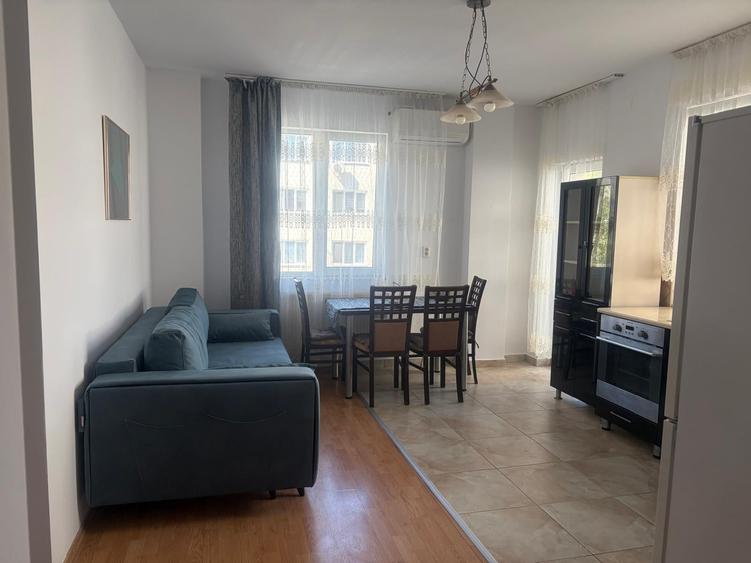 Apartament cu 3 camere semidecomandat în Dâmbul Rotund