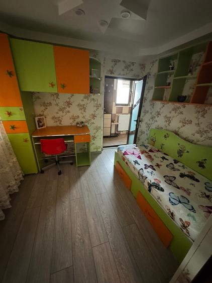 Casă individuală cu 7 camere cu Teren 4000 Mp în Exterior Est