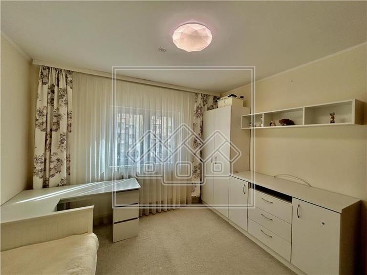 Apartament cu 3 camere decomandat în Terezian
