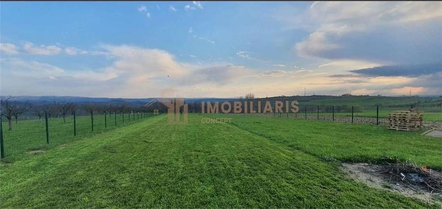 Teren de 1600 mp, în Groși