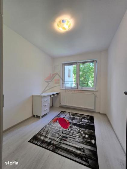 Apartament cu 3 camere semidecomandat în Podu Roș