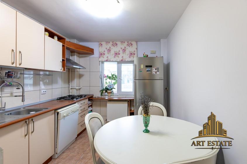 Apartament cu 4 camere decomandat, mobilat în Alexandru cel Bun