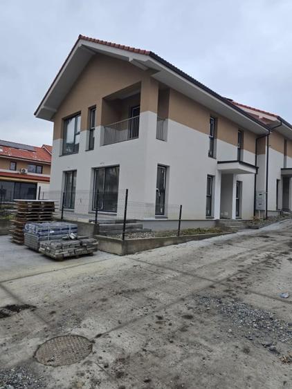 Duplex cu 5 camere cu Canalizare în Chinteni