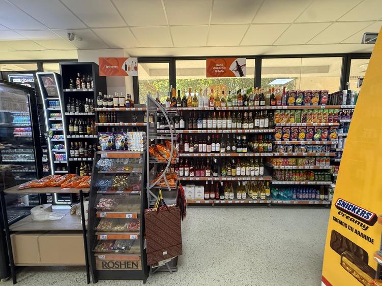 Spațiu comercial, de 204.30000305176 mp, în Far