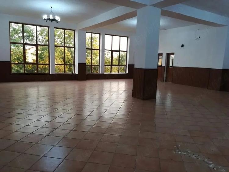 Spațiu comercial, de 1,500 mp, în Titan