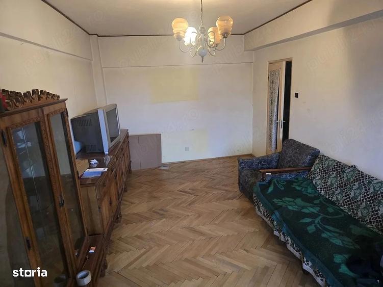 Apartament cu 3 camere decomandat în Calea București