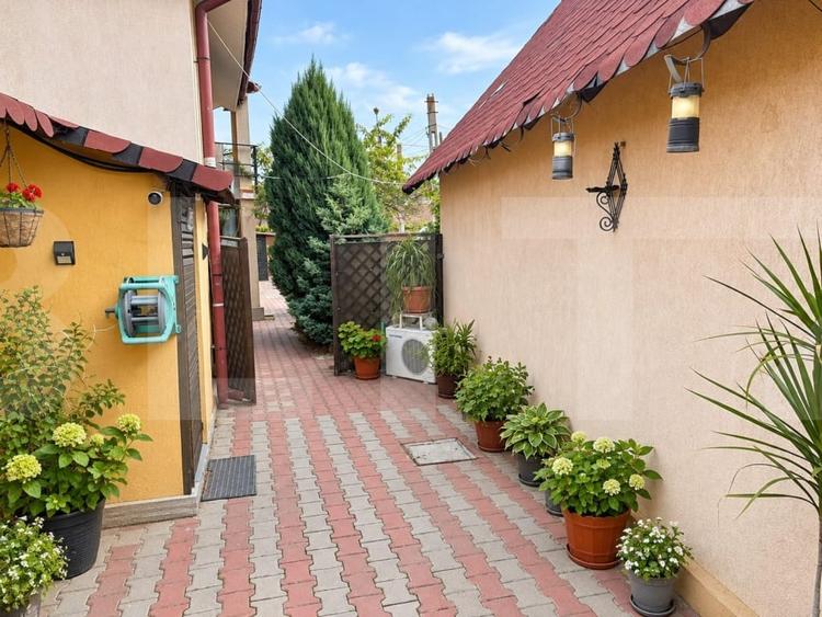 Casă individuală cu 4 camere cu Garaj în Central