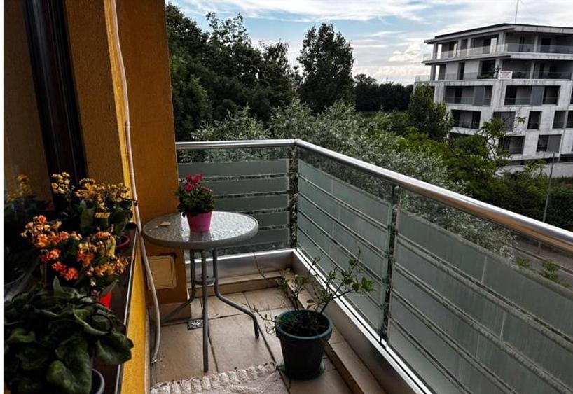 Apartament cu 3 camere semidecomandat, mobilat în Pipera