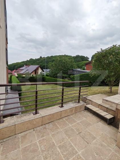 Casă individuală cu 8 camere cu Canalizare în Noua