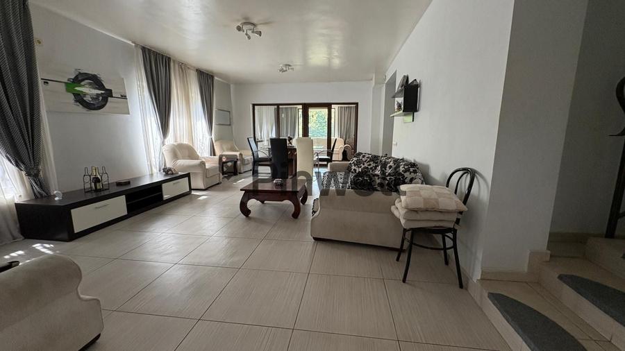 Duplex cu 10 camere cu Piscina în Corbeanca