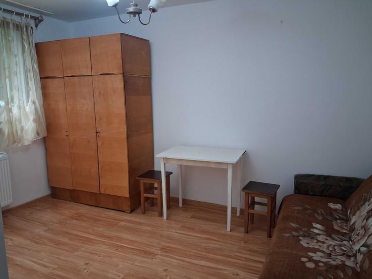 Ofer spre inchiriere garsoniera spatioasa, zona Garii. Rog seriozitate. - 2