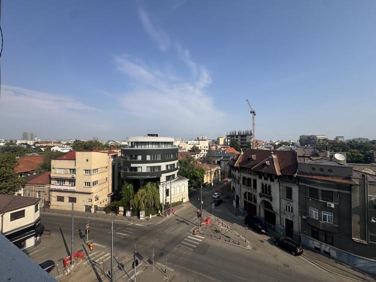 Apartament cu 3 camere semidecomandat în Rosetti