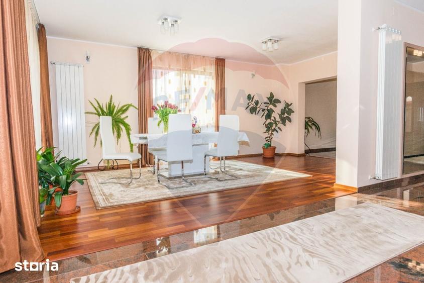 Casă cu 6 camere cu Teren 1071 Mp în Central