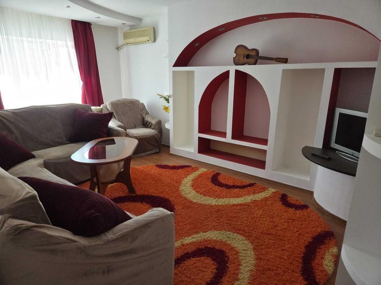 Apartament cu 3 camere decomandat în Milcov