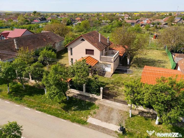 Casă cu 4 camere cu Teren 2825 Mp în Păuliș