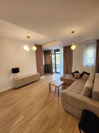 Apartament cu 3 camere semidecomandat în Dămăroaia