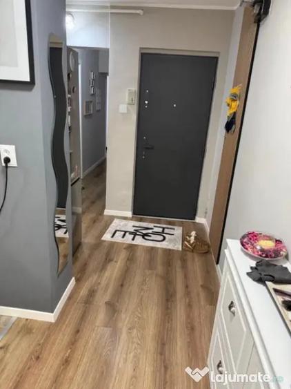 Apartament cu 3 camere decomandat în Astra