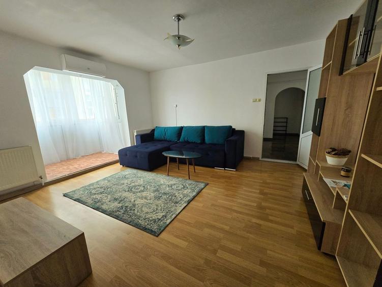 Apartament cu 3 camere semidecomandat, mobilat în Micro 4